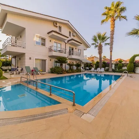 Central Villa With Garden And Pool In Kemer